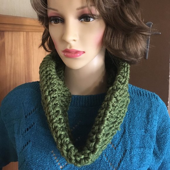 Handmade 100% Polyester, Green Chunky Neck Warmer - Picture 3 of 3